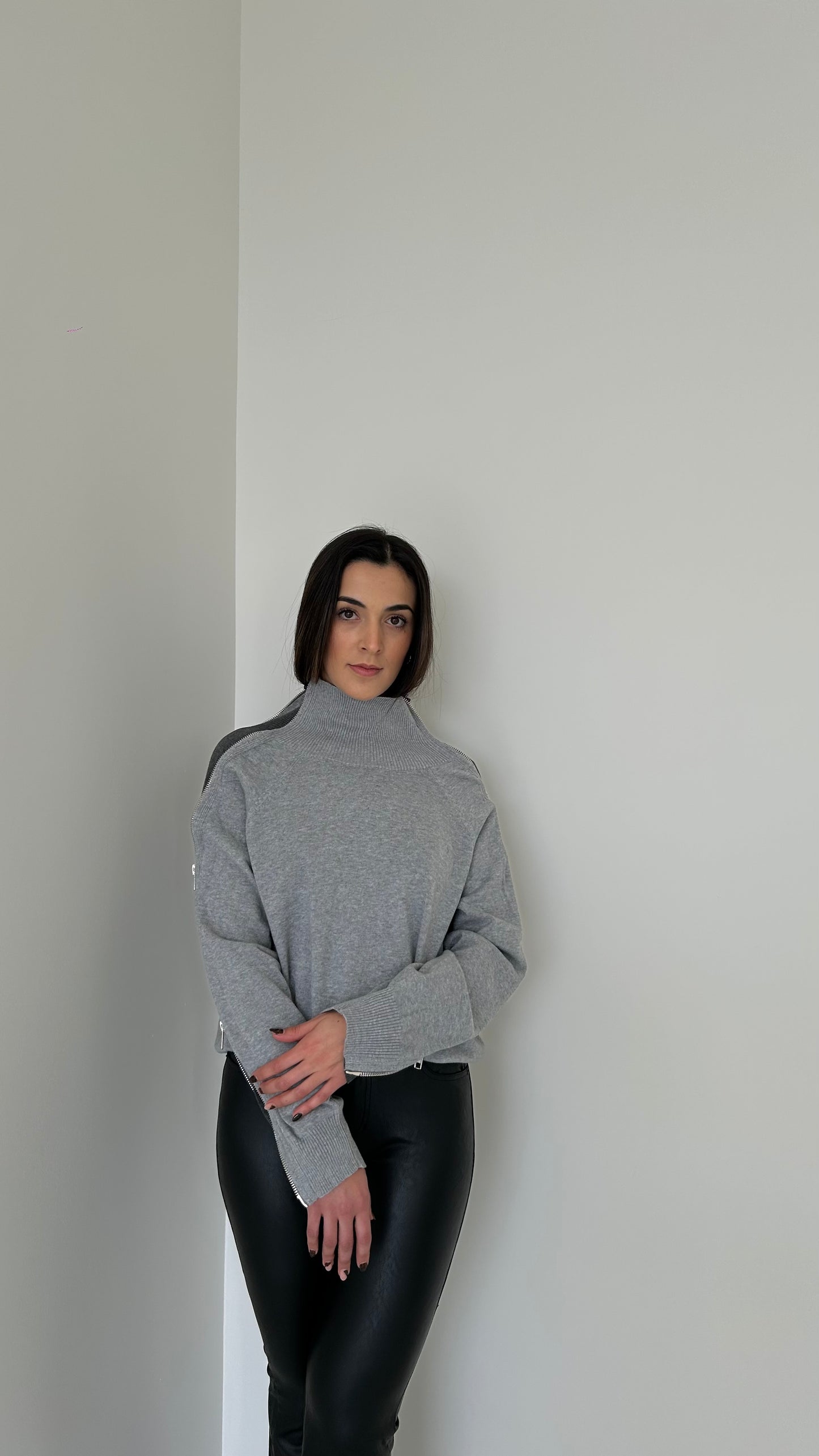 SWEATER GRIS CON ZIPPERS
