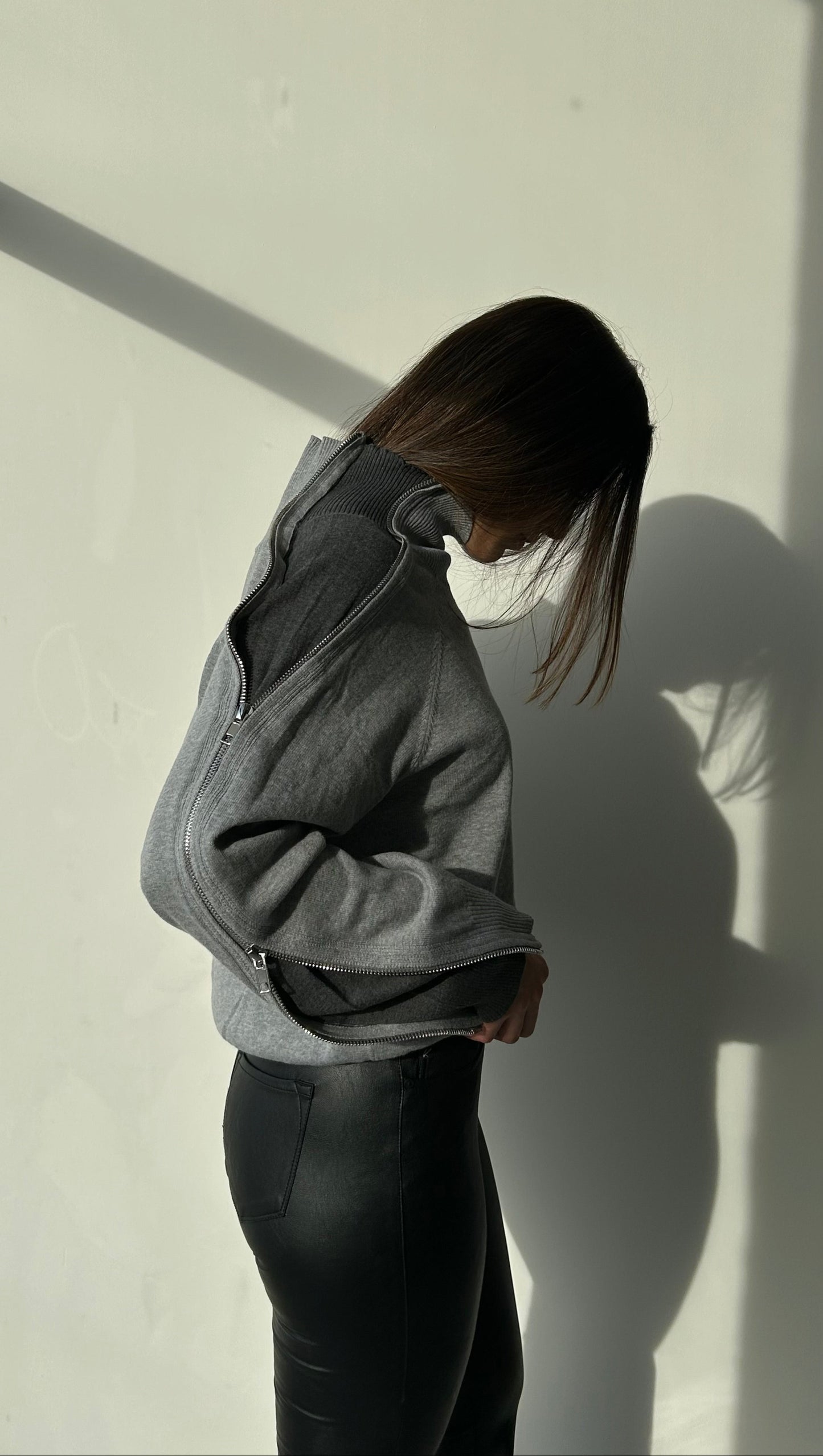 SWEATER GRIS CON ZIPPERS