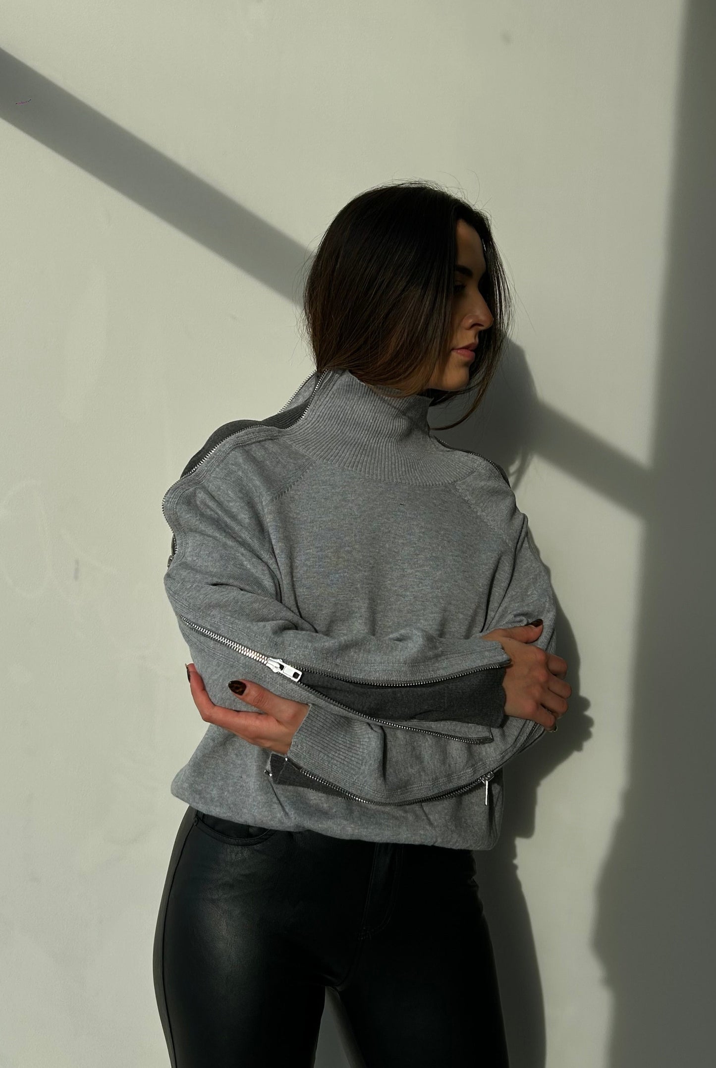 SWEATER GRIS CON ZIPPERS