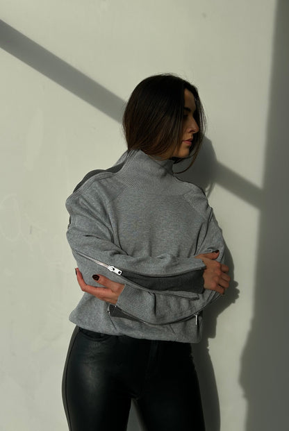 SWEATER GRIS CON ZIPPERS